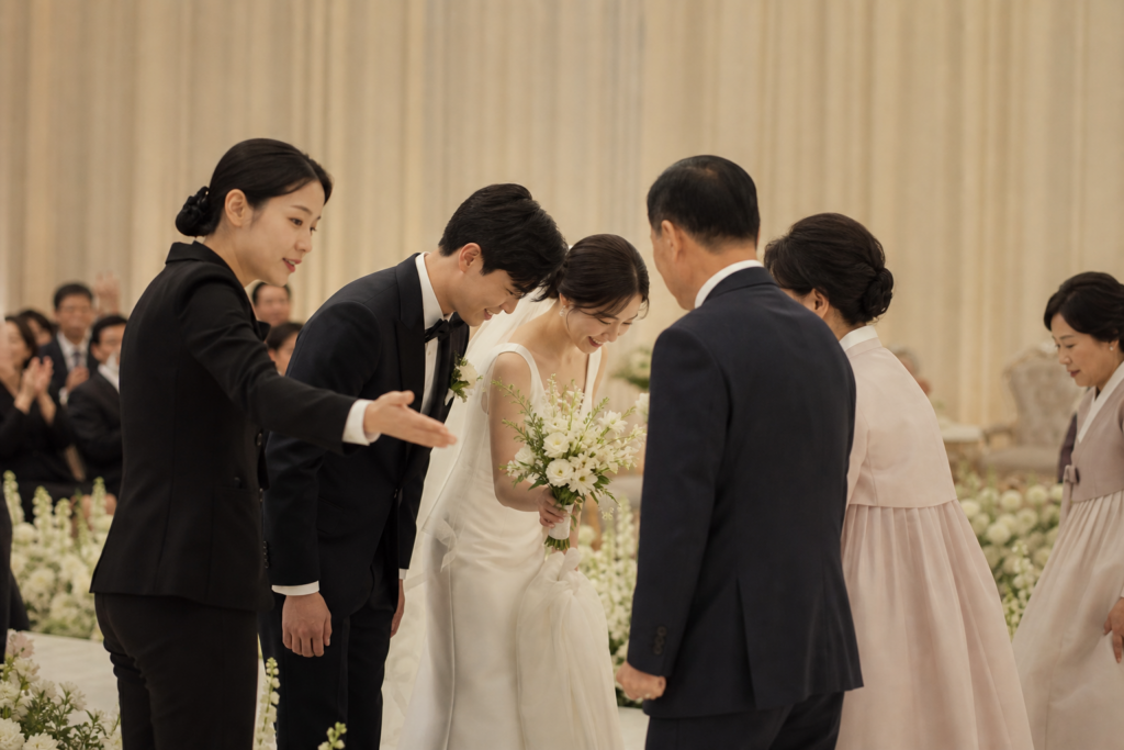 예식 뒤 신랑신부와 양가 부모님이 코디네이터의 안내에 따라 이동하는 모습